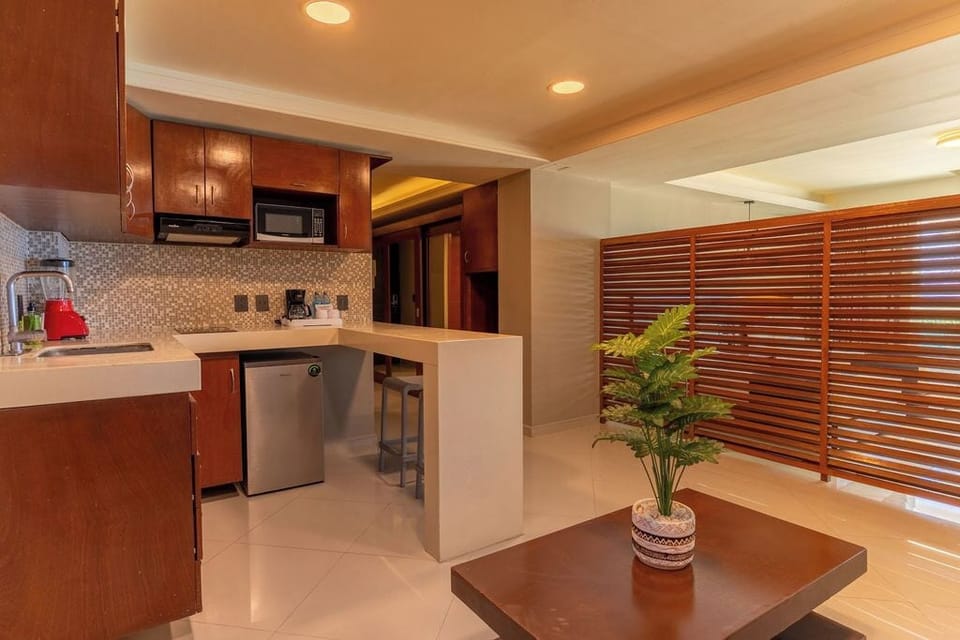 Junior Suite, Bathtub, Ocean View | Private kitchen | Mini-fridge, coffee/tea maker