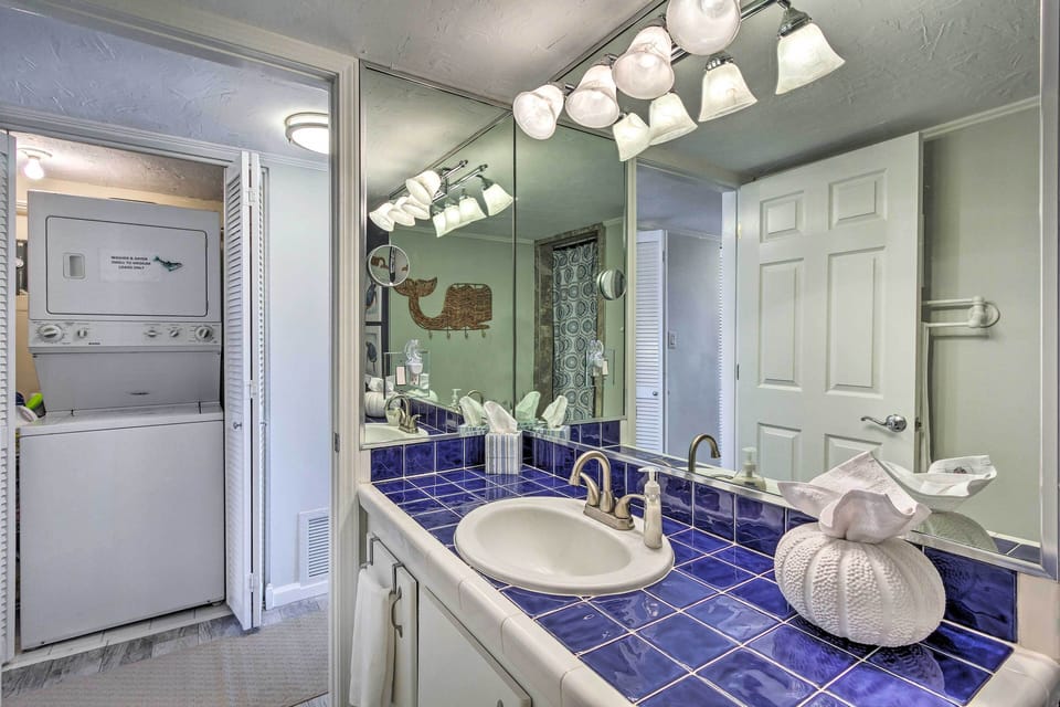 Pinnacle Port Getaway w/ Ocean View + Pool Access! Apartment in Sunnyside