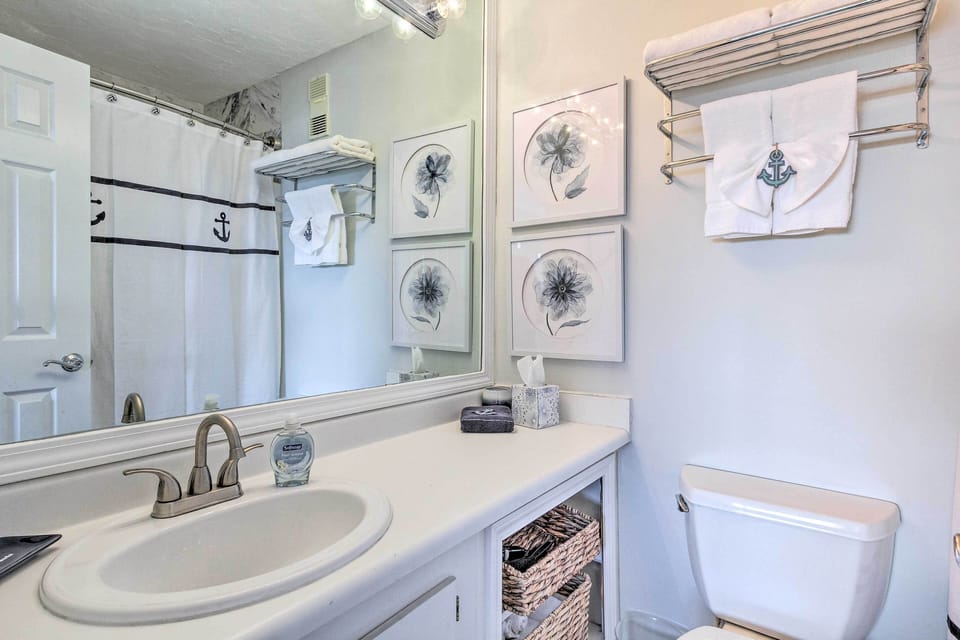 Pinnacle Port Getaway w/ Ocean View + Pool Access! Apartment in Sunnyside