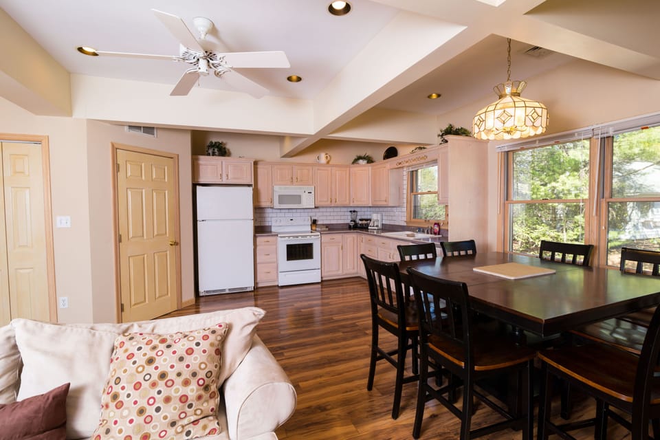 Deluxe Suite, 3 Bedrooms, Lake View, Lakeside | In-room dining