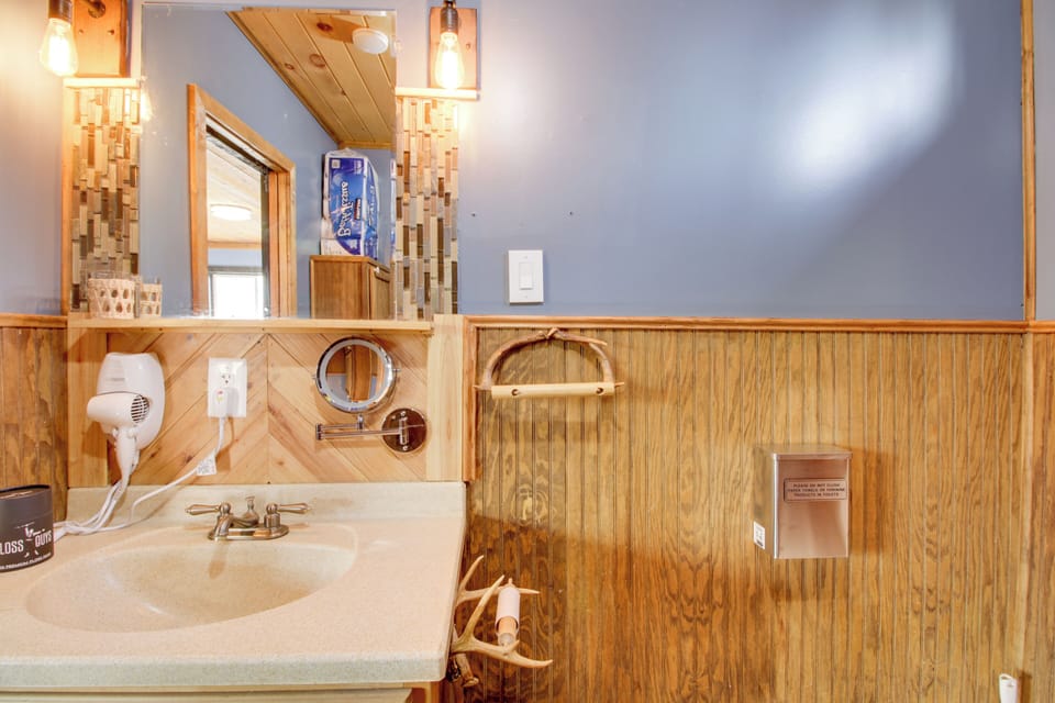 Quaint Ironton Getaway w/ Fire Pit, Gas Grill! Cottage in Minnesota