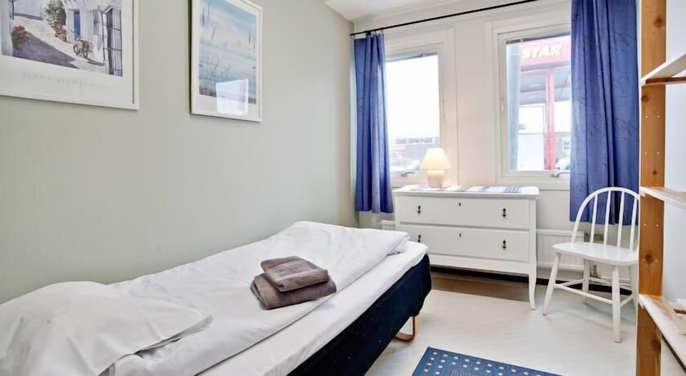 Single Room, Private Bathroom | Iron/ironing board (on request), WiFi (free), bed sheets
