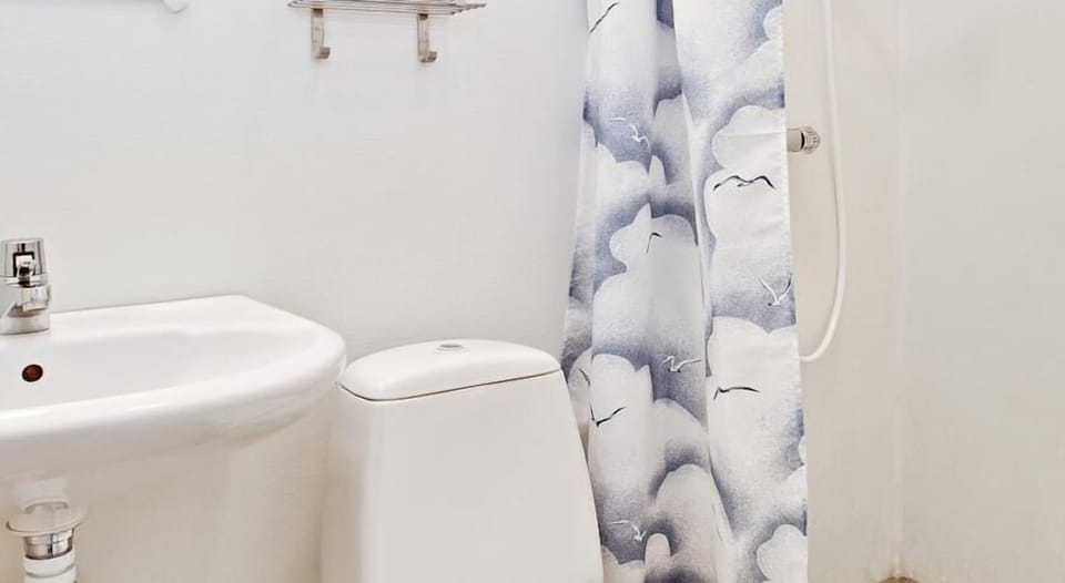 Single Room, Private Bathroom | Bathroom | Shower, towels