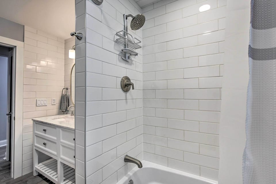 Modern Middletown Retreat, Minutes to Downtown! Apartment in Middletown