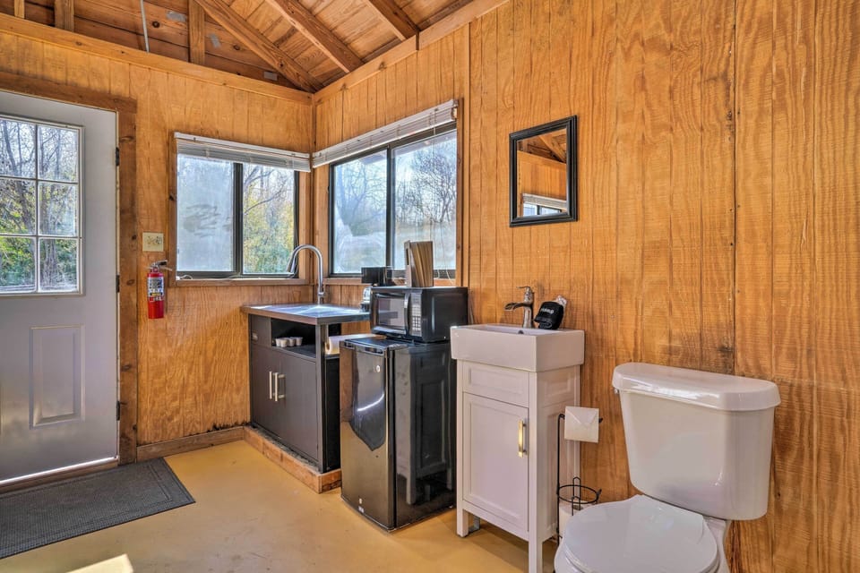 Waterfront Lake Dunlap Studio Cabin w/ Dock Apartment in New Braunfels