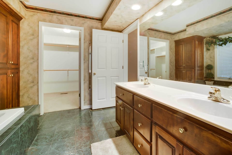 Bella Vista Lakehouse w/ Hill Tram, Deck & Views! Cottage in Bella Vista