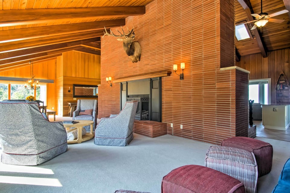 Hot Tub & Sauna! 7-acre Coastal Michigan Home Cottage in Michigan