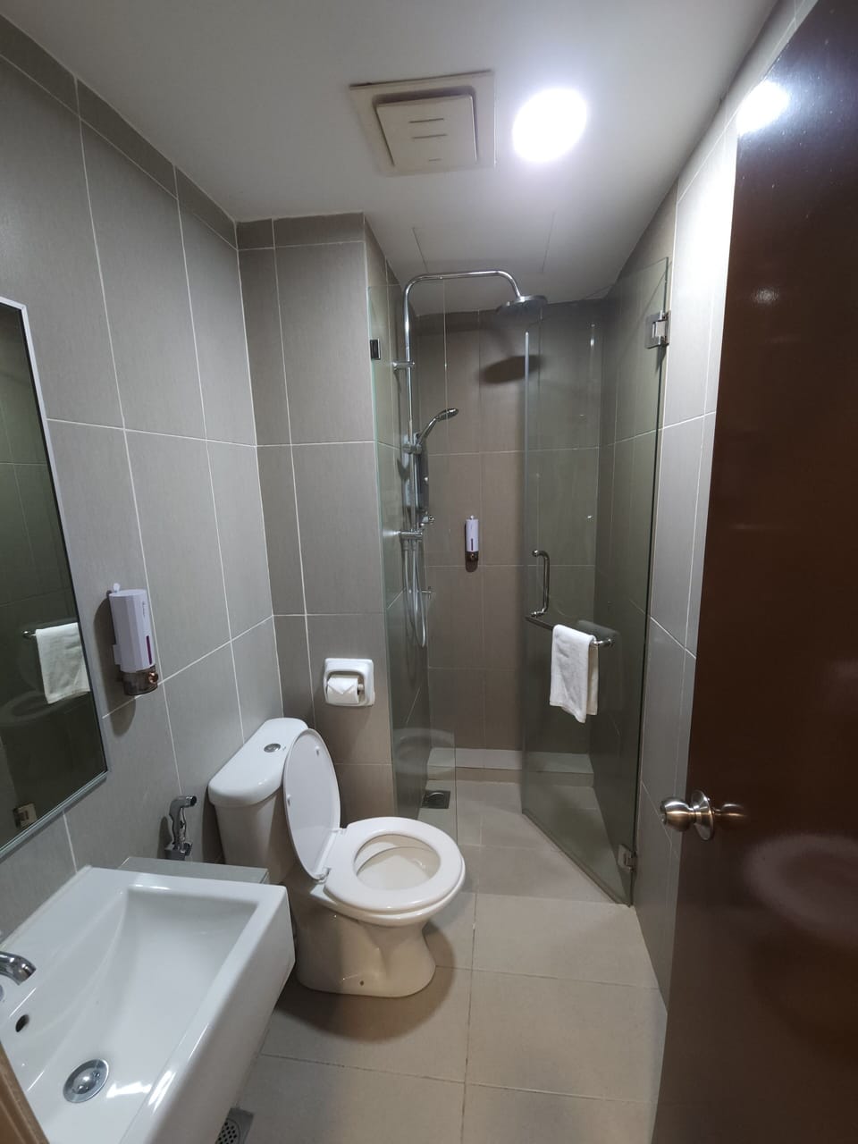 Shower, hydromassage showerhead, free toiletries, hair dryer
