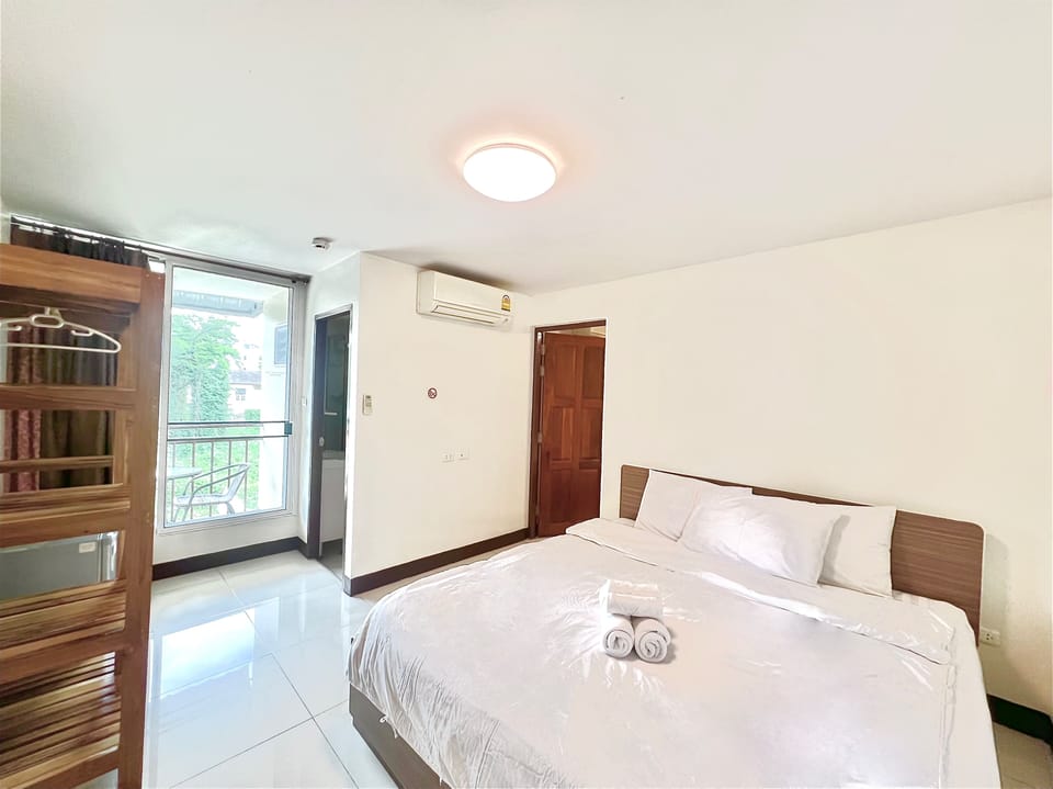 Exclusive Twin Room | Desk, laptop workspace, blackout drapes, soundproofing