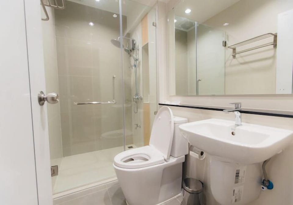 Deluxe Room | Bathroom | Shower, rainfall showerhead, free toiletries, hair dryer