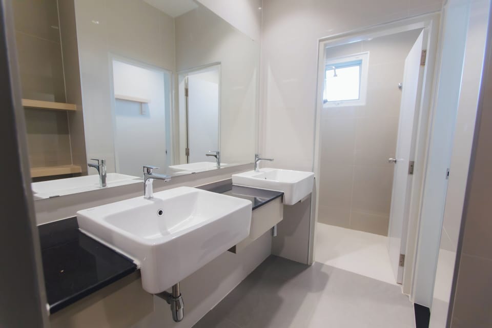Family Suite | Bathroom | Shower, rainfall showerhead, free toiletries, hair dryer