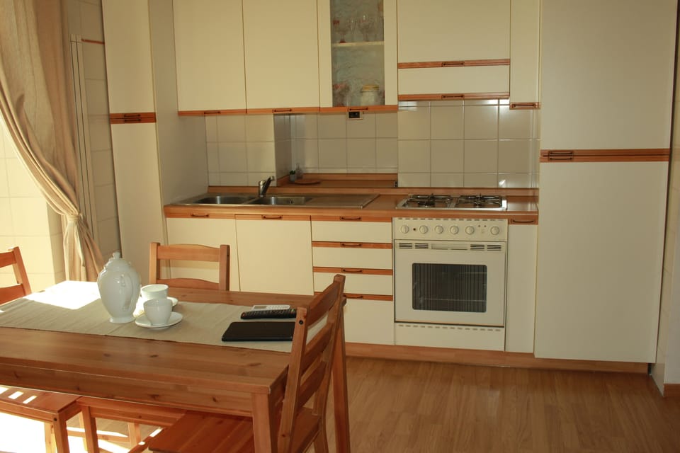 Studio | Private kitchen | Shared fridge, microwave, coffee/tea maker, electric kettle