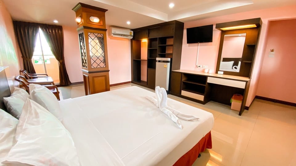Deluxe Double Room | Desk, blackout drapes, free WiFi, bed sheets