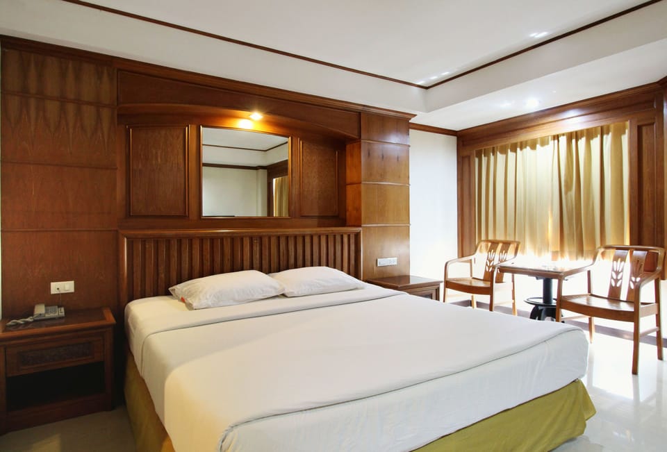 Minibar, desk, free WiFi