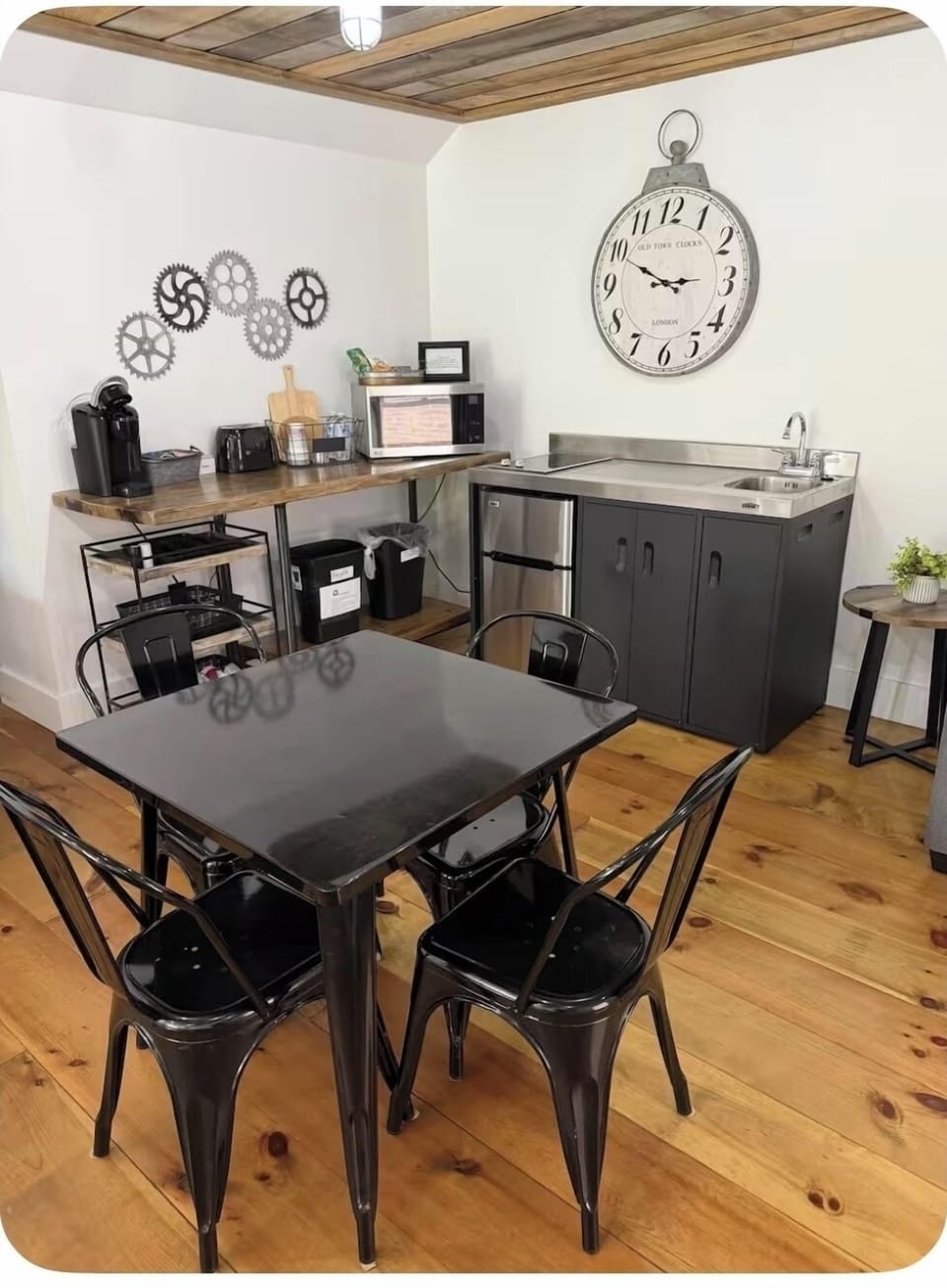 Kitchenette and dining table