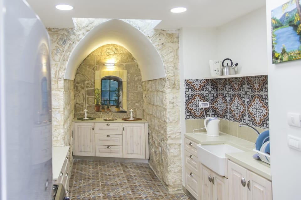 Mary's suite | Private kitchen | Coffee/tea maker, electric kettle