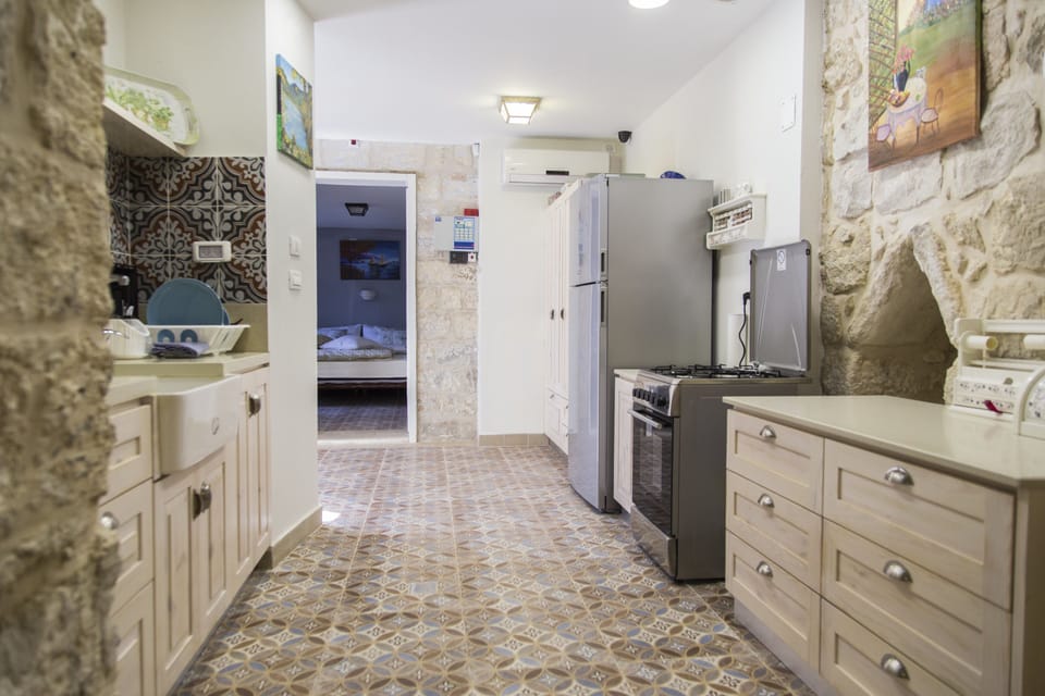 Mary's suite | Private kitchen | Coffee/tea maker, electric kettle
