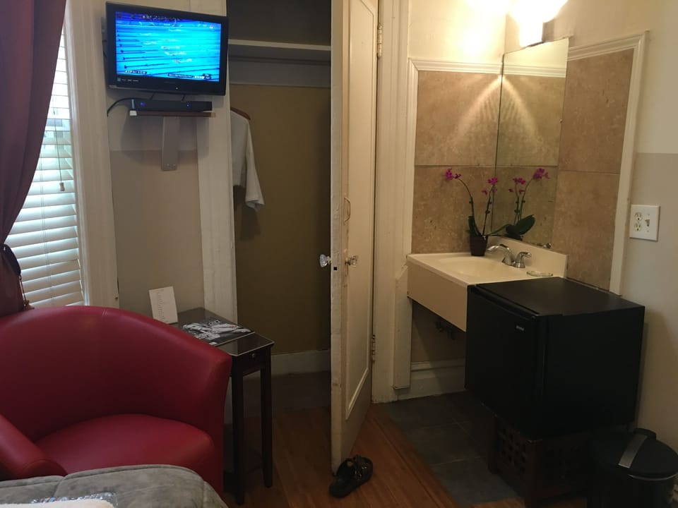 Basic Single Room, Shared Bathroom | Individually decorated, individually furnished, iron/ironing board