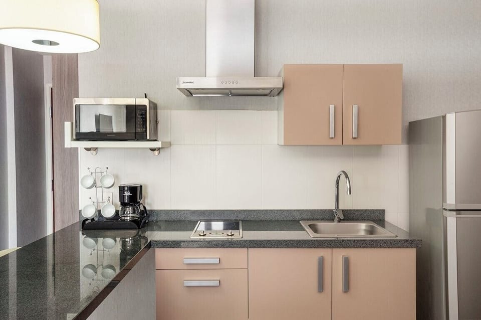 Room, Kitchenette | Private kitchen | Microwave, coffee/tea maker
