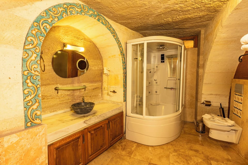 Deluxe Studio, No View,Ground Floor | Bathroom | Free toiletries, hair dryer, slippers, heated floors