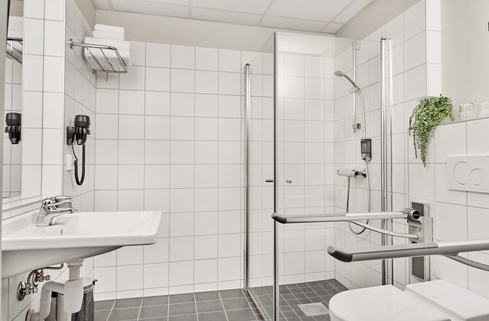 Superior Twin Room | Bathroom | Shower, hair dryer (on request), heated floors (bathroom), towels