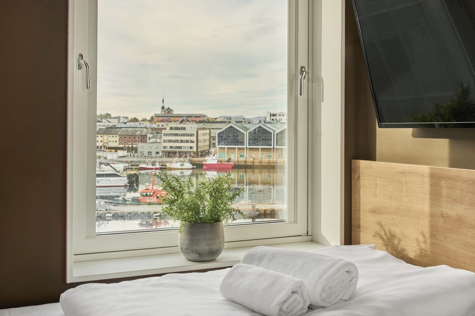 Double Room, 1 Queen Bed, Harbor View | Desk, soundproofing, WiFi (free), bed sheets