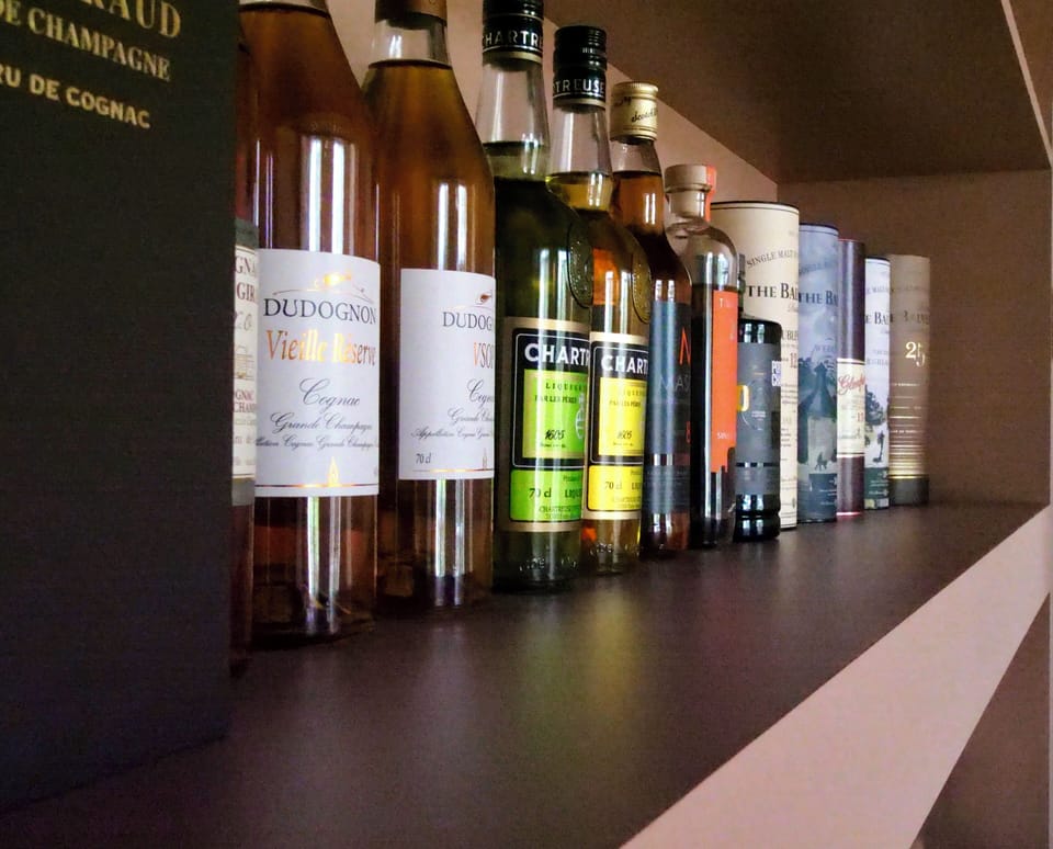 Cocktail bar, garden views, open select days