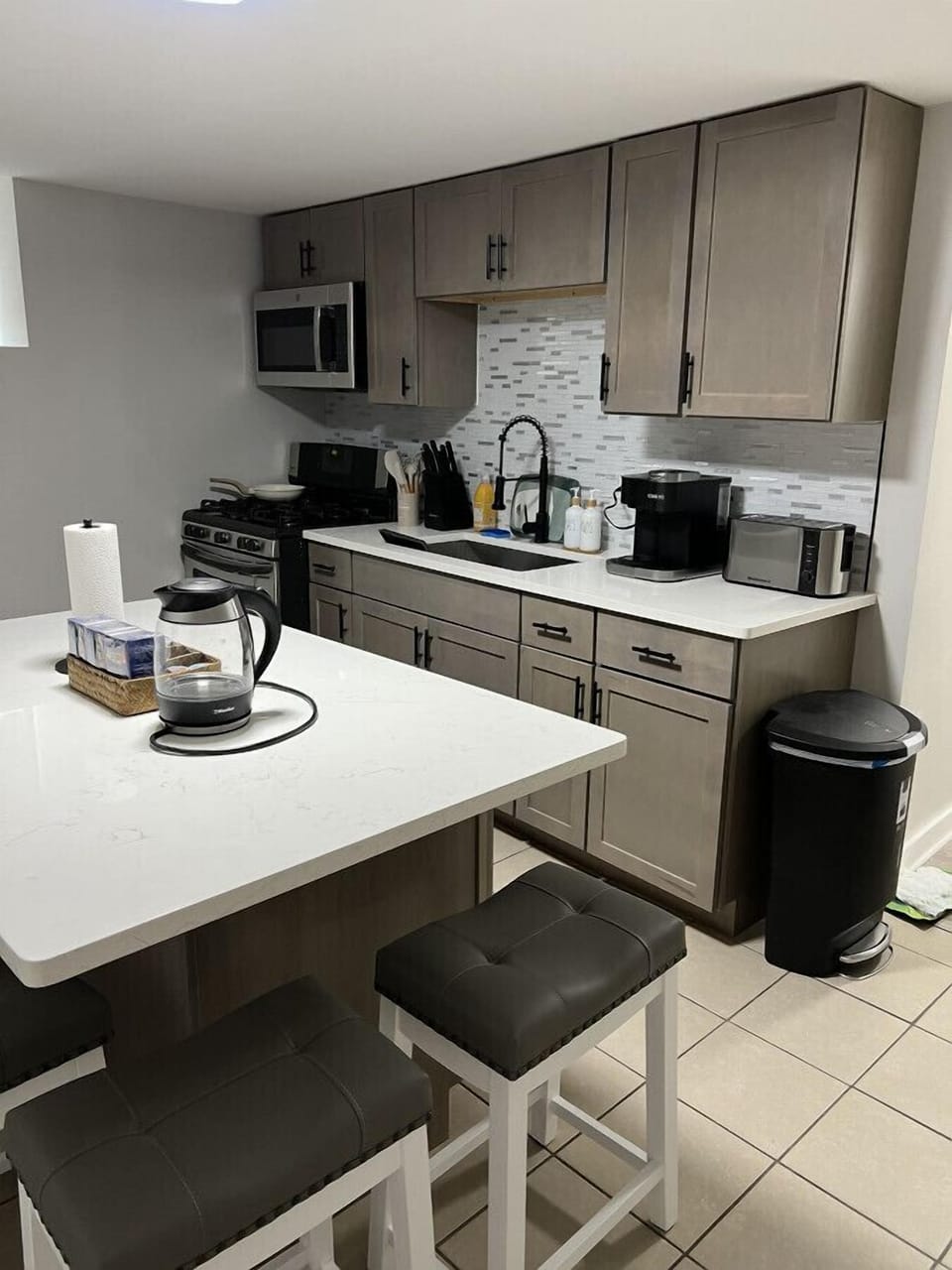 Fully equipped kitchen w/ seating for 6
