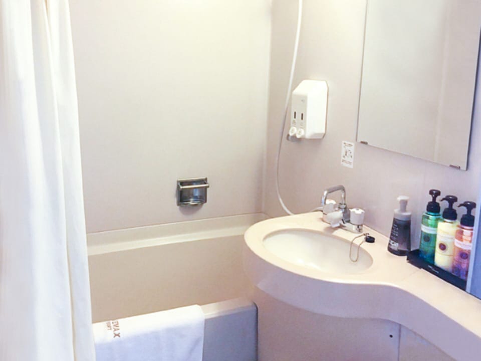 Combined shower/tub, deep soaking tub, free toiletries, hair dryer