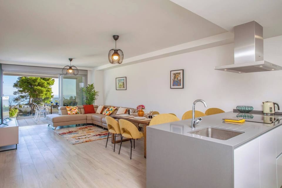 Cocina abierta, comedor y salón