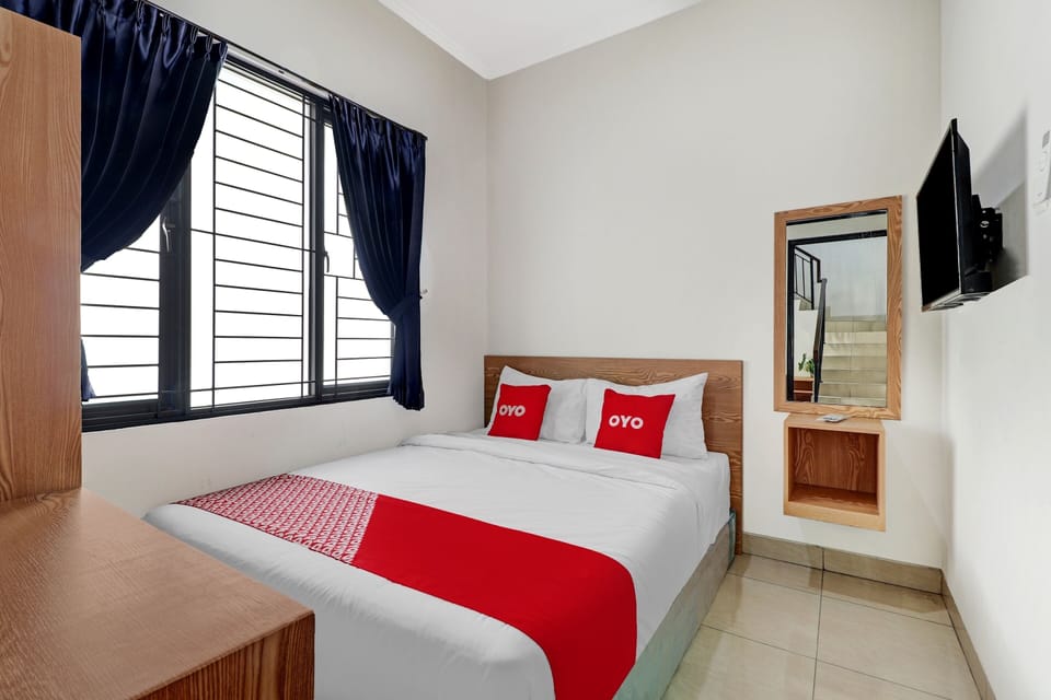 Standard Double Room | Desk, WiFi (free), bed sheets