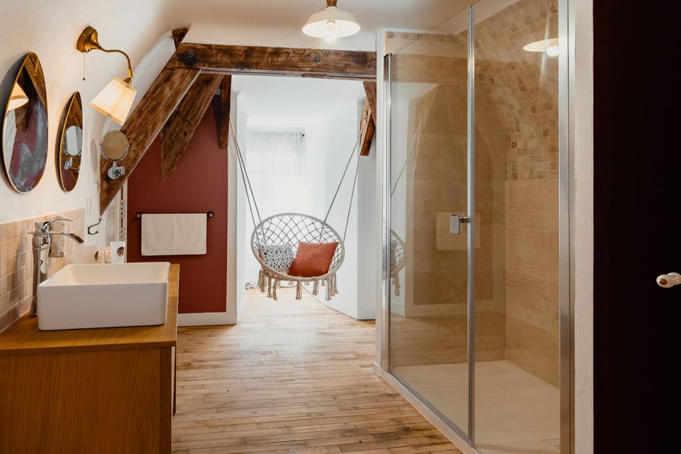 L'Abbaye | Premium bedding, in-room safe, individually decorated