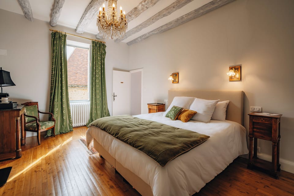 Downton Abbaye | Premium bedding, in-room safe, individually decorated