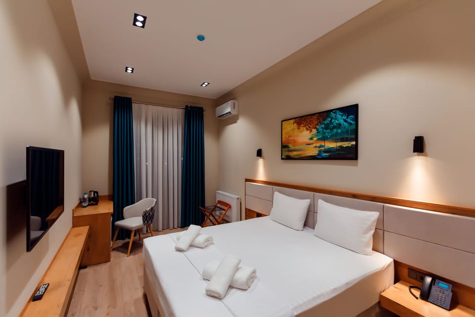 Standard Double Room, 1 King Bed, Accessible | Premium bedding, down comforters, memory foam beds, in-room safe