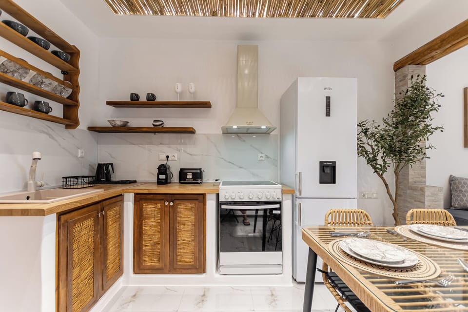 Luxury Villa, Hot Tub, Garden View | Private kitchen | Electric kettle, paper towels