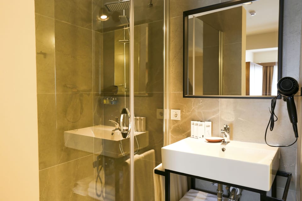 Grand Room | Bathroom | Shower, free toiletries, hair dryer, slippers