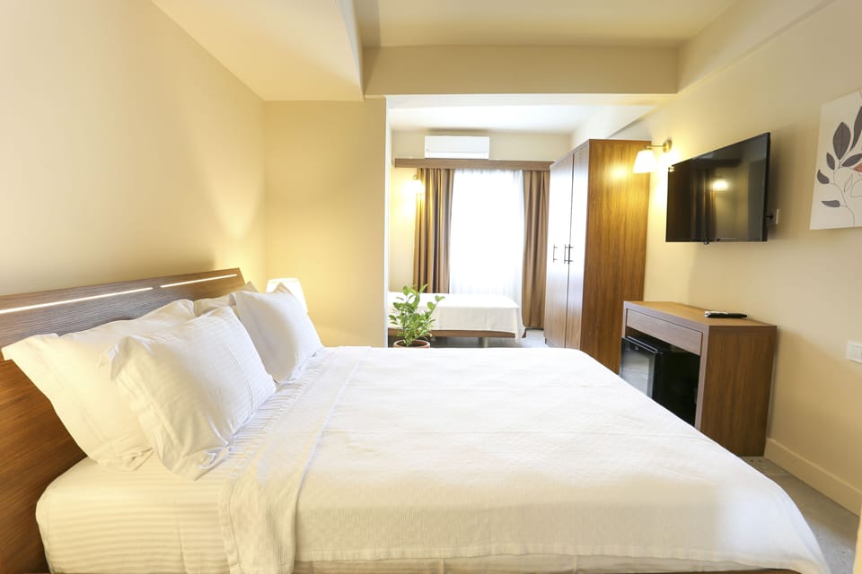 Grand Room | Premium bedding, iron/ironing board (on request), WiFi (free)