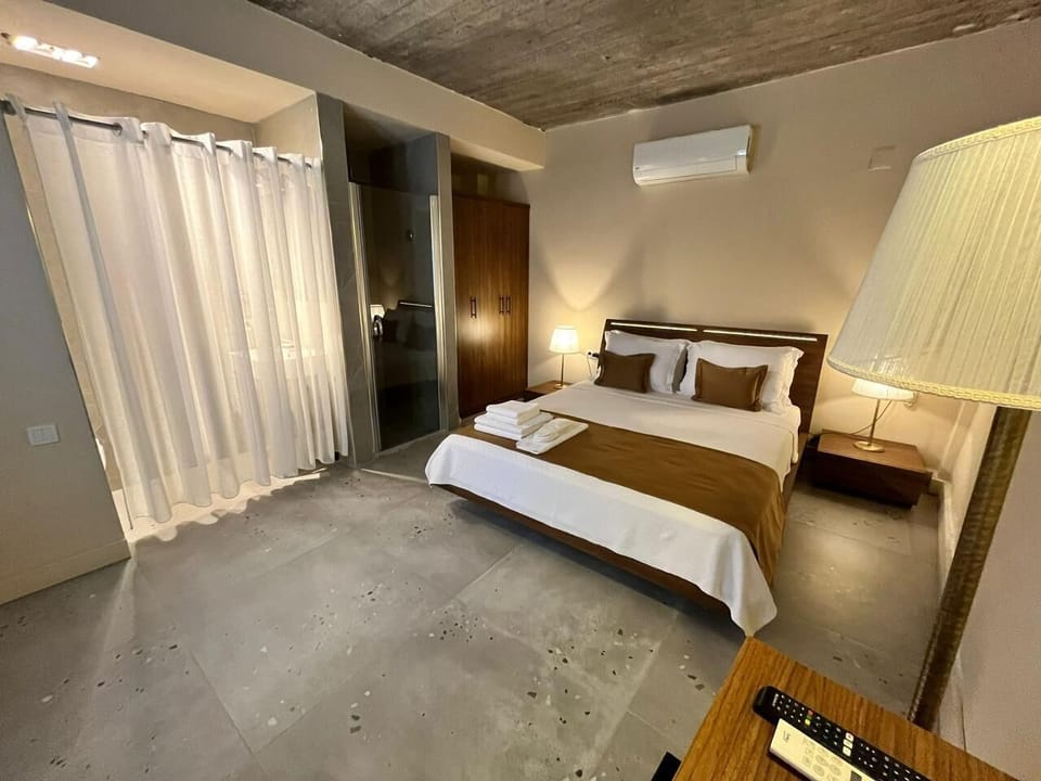 Deluxe Room | Premium bedding, iron/ironing board (on request), WiFi (free)
