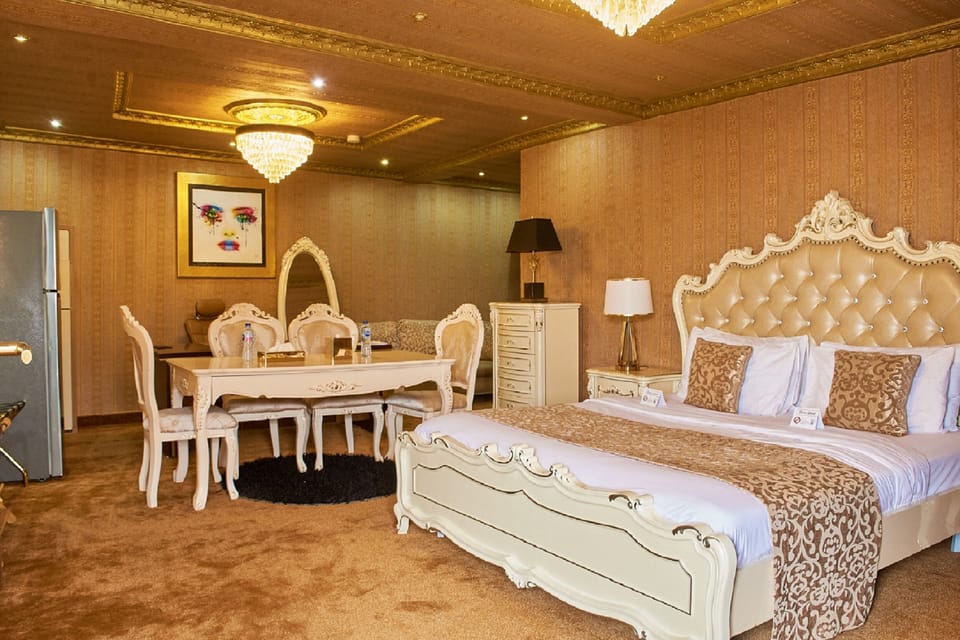Royal Suite | Desk, laptop workspace