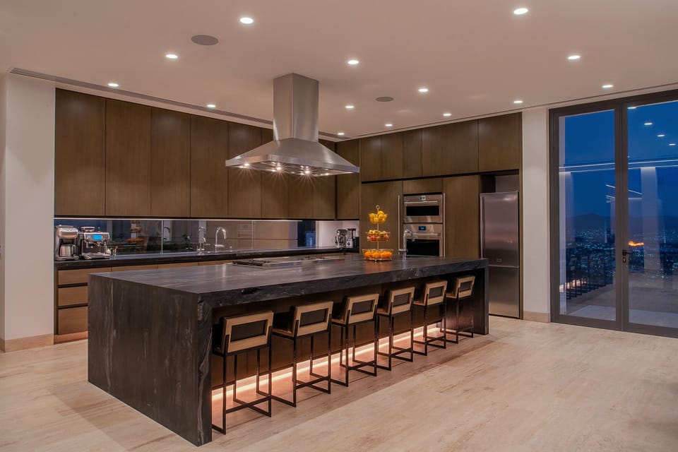 Fully equipped kitchen with bar seating