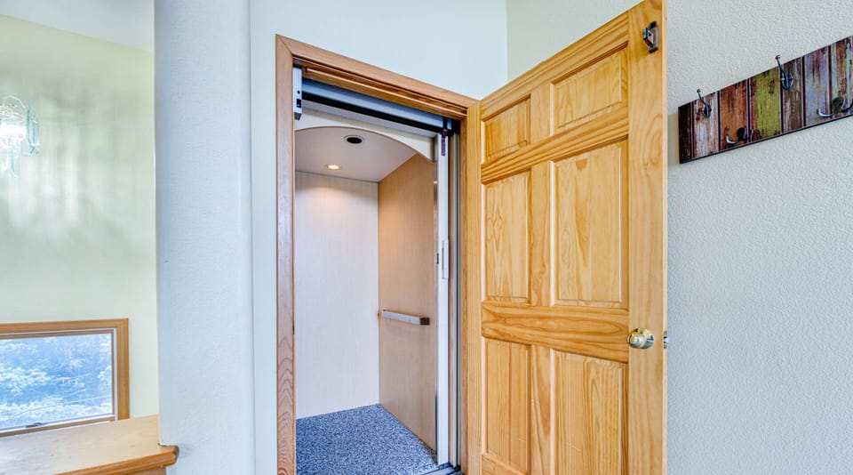 24-Surf-Or-Sound-Realty-1116-Sand N'at-Elevator-1