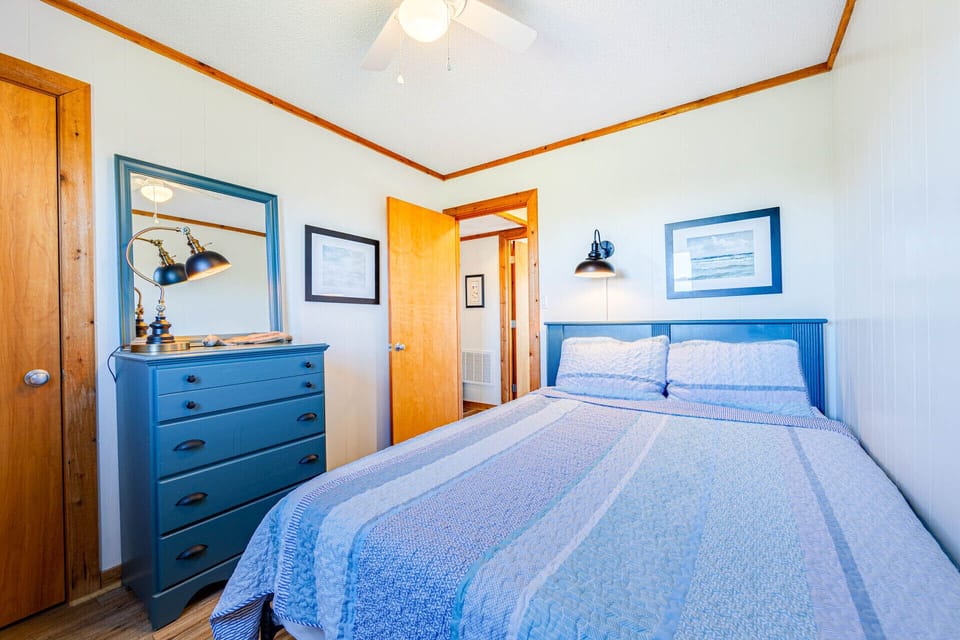18-Surf-Or-SOund-Realty-1119-Beach Jam'n-Bedroom-4