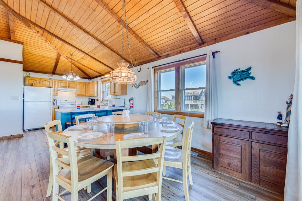 09-Surf-Or-SOund-Realty-1119-Beach Jam'n-Dining Area-3