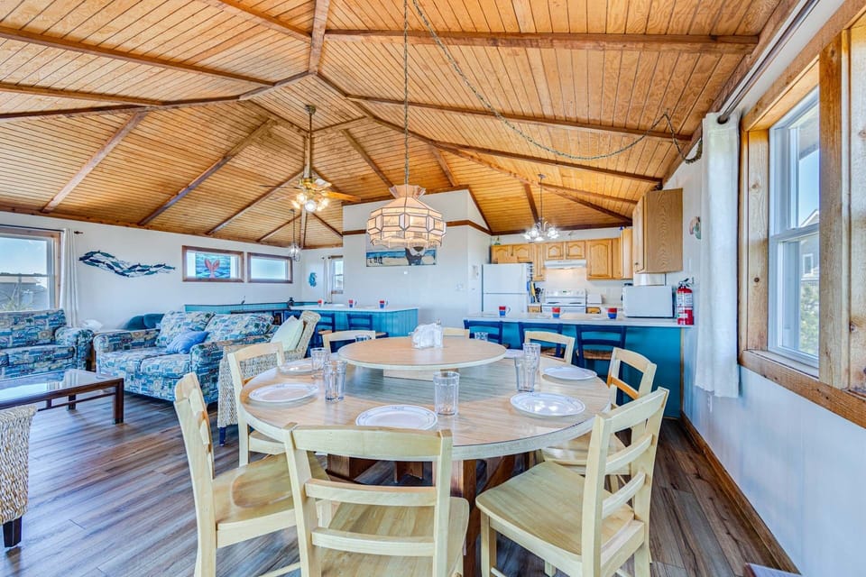 08-Surf-Or-SOund-Realty-1119-Beach Jam'n-Dining Area-2