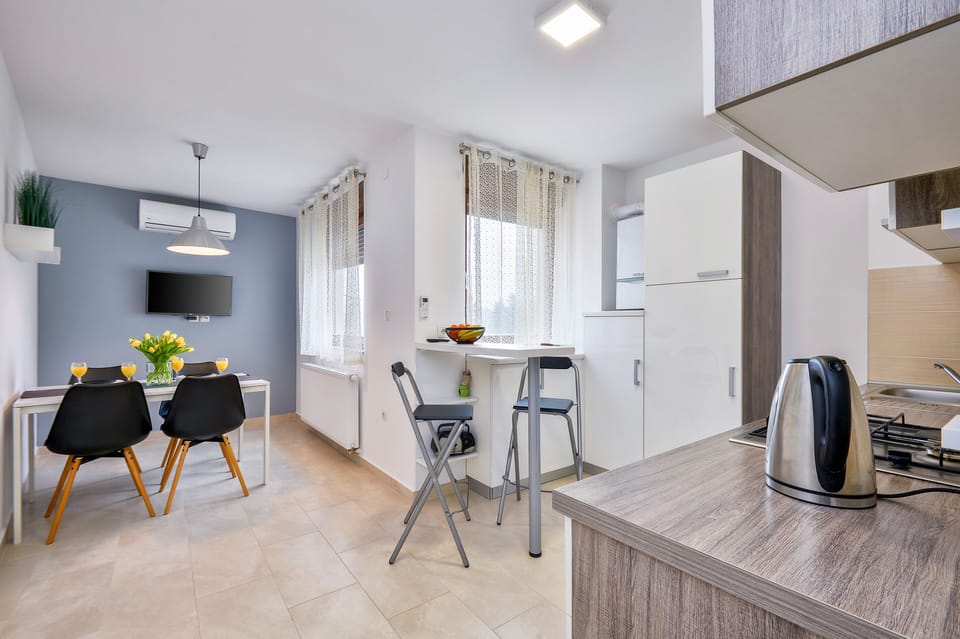 Florek Apartment | Private kitchen | Electric kettle