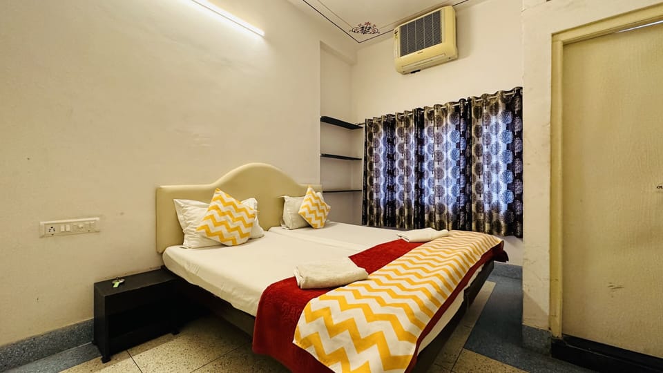 Deluxe Room | Desk, blackout drapes, soundproofing, free WiFi