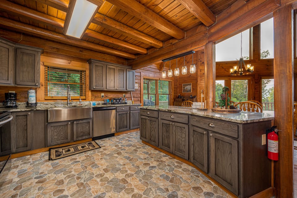 Fully equipped kitchen: cook/bake/dinner/silver-ware provided