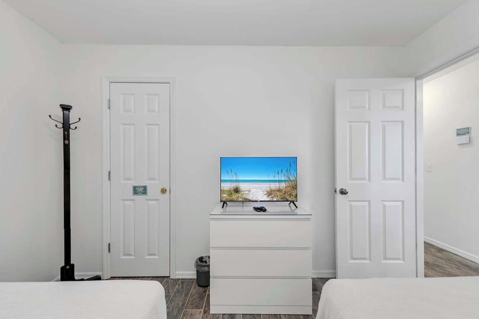 Guest bedroom 2 with a flat-screen TV