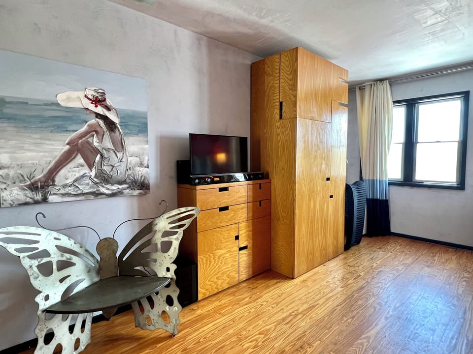 MASTER WITH STORAGE, SEATING AREA AND FLATSCREEN