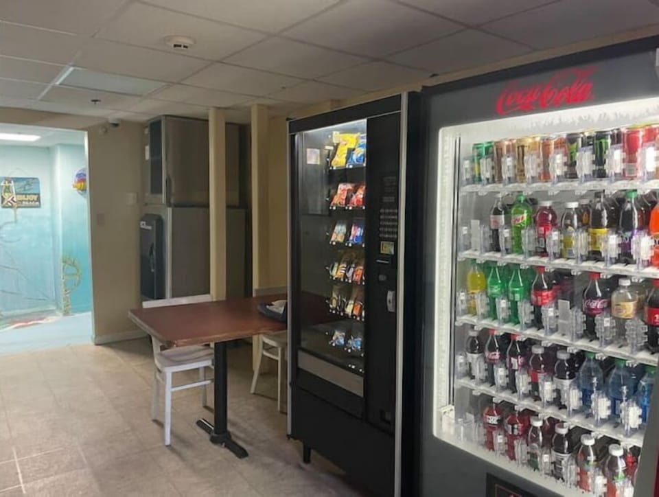 Concessions available for after the beach. Ice
Maker, sodas.